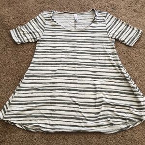 XS Lularoe Perfect T